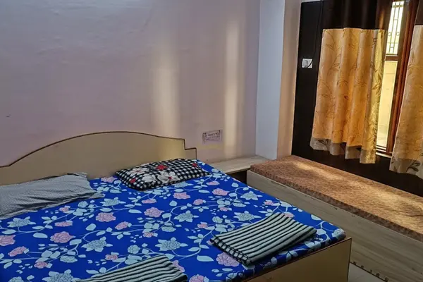 AC room at Jaya Laxmi Yartik Bhavan - Navratna Dham Palitana